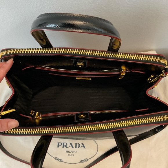 Prada SAFFIANO LEATHER HANDBAG - Picture 4 of 13